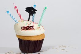 grad-cupcake-2023
